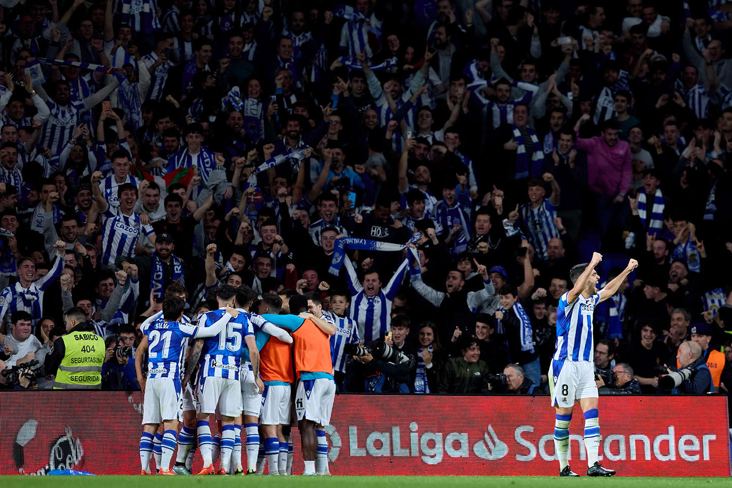 Los jugadores de la Real Sociedad celebran un gol con la afición ‘txuri-urdin’ - Foto: LaLiga.