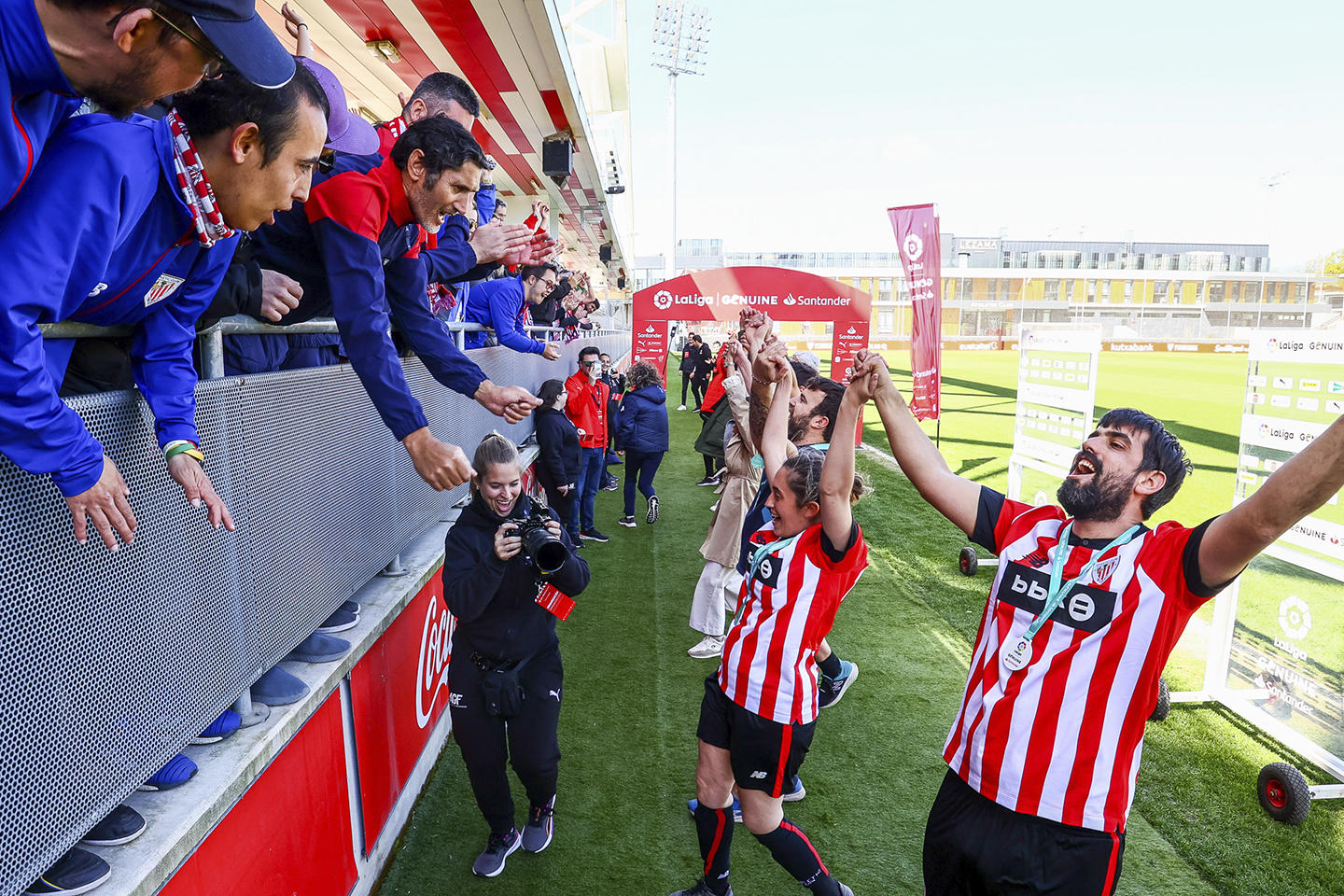 Aficionats de l'Athletic Club Fundazioa feliciten els jugadors en finalitzar el cap de setmana de competició de LaLiga Genuine Santander.